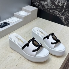 CHANEL 香奈儿2026春夏新款时尚坡跟女鞋 小香双C字母logo五金扣厚底圆头露趾拼色凉拖鞋 材质:鞋面进口小 CHANEL 香奈儿2026春夏新款时尚坡跟女鞋 小香双C字母logo五金扣厚底圆头露趾拼色凉拖鞋 材质:鞋面进口小