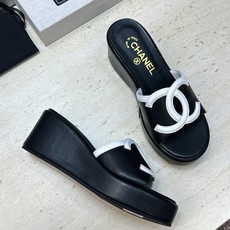 CHANEL 香奈儿2026春夏新款时尚坡跟女鞋 小香双C字母logo五金扣厚底圆头露趾拼色凉拖鞋 材质:鞋面进口小 CHANEL 香奈儿2026春夏新款时尚坡跟女鞋 小香双C字母logo五金扣厚底圆头露趾拼色凉拖鞋 材质:鞋面进口小
