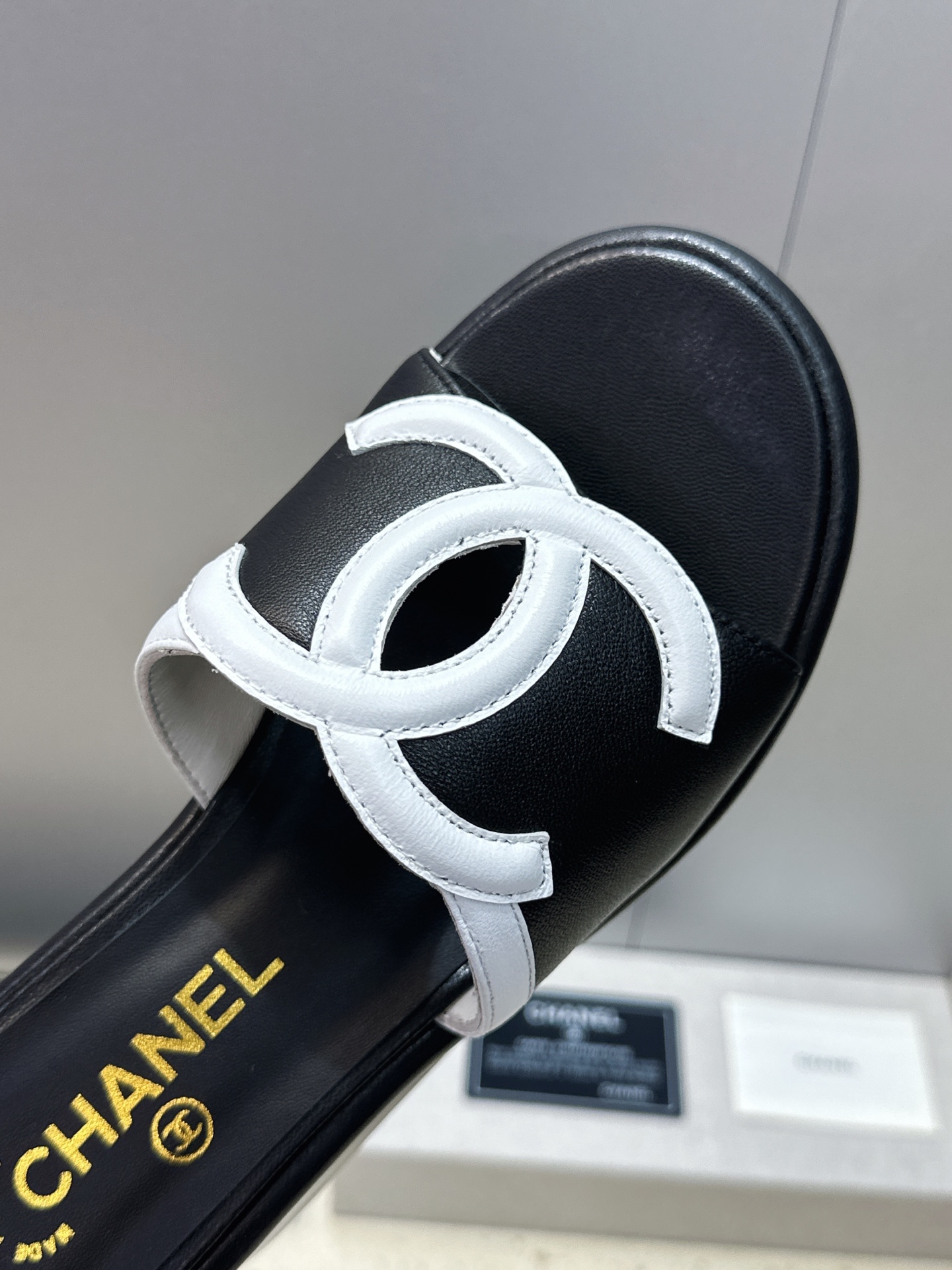 CHANEL 香奈儿2026春夏新款时尚坡跟女鞋 小香双C字母logo五金扣厚底圆头露趾拼色凉拖鞋 材质:鞋面进口小 CHANEL 香奈儿2026春夏新款时尚坡跟女鞋 小香双C字母logo五金扣厚底圆头露趾拼色凉拖鞋 材质:鞋面进口小