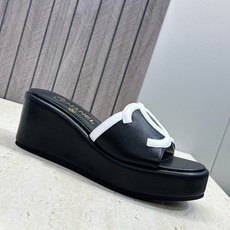 CHANEL 香奈儿2026春夏新款时尚坡跟女鞋 小香双C字母logo五金扣厚底圆头露趾拼色凉拖鞋 材质:鞋面进口小 CHANEL 香奈儿2026春夏新款时尚坡跟女鞋 小香双C字母logo五金扣厚底圆头露趾拼色凉拖鞋 材质:鞋面进口小