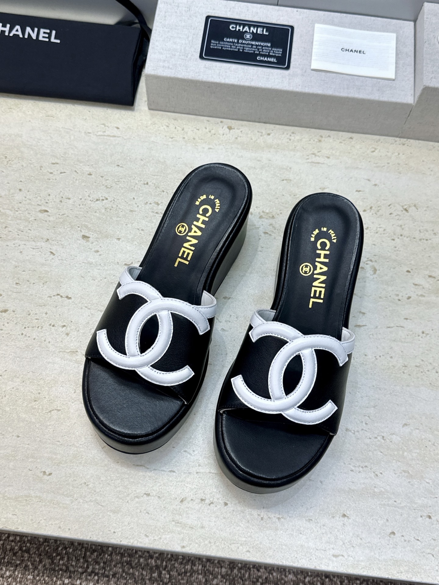 CHANEL 香奈儿2026春夏新款时尚坡跟女鞋 小香双C字母logo五金扣厚底圆头露趾拼色凉拖鞋 材质:鞋面进口小 CHANEL 香奈儿2026春夏新款时尚坡跟女鞋 小香双C字母logo五金扣厚底圆头露趾拼色凉拖鞋 材质:鞋面进口小