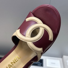 CHANEL 香奈儿2026春夏新款时尚坡跟女鞋 小香双C字母logo五金扣厚底圆头露趾拼色凉拖鞋 材质:鞋面进口小 CHANEL 香奈儿2026春夏新款时尚坡跟女鞋 小香双C字母logo五金扣厚底圆头露趾拼色凉拖鞋 材质:鞋面进口小