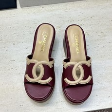 CHANEL 香奈儿2026春夏新款时尚坡跟女鞋 小香双C字母logo五金扣厚底圆头露趾拼色凉拖鞋 材质:鞋面进口小 CHANEL 香奈儿2026春夏新款时尚坡跟女鞋 小香双C字母logo五金扣厚底圆头露趾拼色凉拖鞋 材质:鞋面进口小