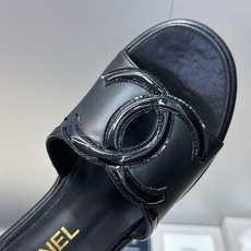 CHANEL 香奈儿2026春夏新款时尚坡跟女鞋 小香双C字母logo五金扣厚底圆头露趾拼色凉拖鞋 材质:鞋面进口小 CHANEL 香奈儿2026春夏新款时尚坡跟女鞋 小香双C字母logo五金扣厚底圆头露趾拼色凉拖鞋 材质:鞋面进口小