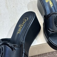 CHANEL 香奈儿2026春夏新款时尚坡跟女鞋 小香双C字母logo五金扣厚底圆头露趾拼色凉拖鞋 材质:鞋面进口小 CHANEL 香奈儿2026春夏新款时尚坡跟女鞋 小香双C字母logo五金扣厚底圆头露趾拼色凉拖鞋 材质:鞋面进口小