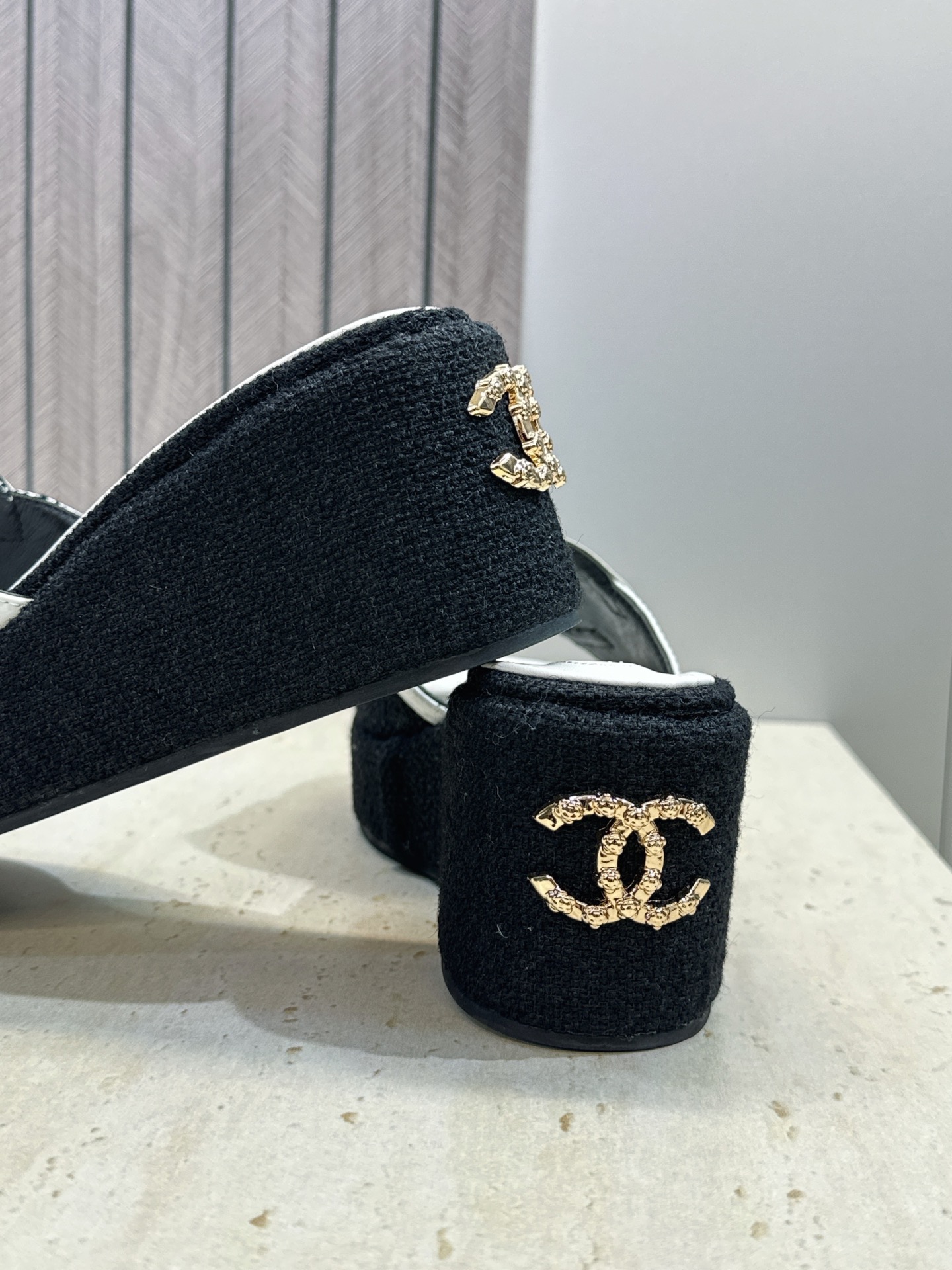 CHANEL 香奈儿2026春夏新款时尚坡跟女鞋  小香双C字母logo五金扣厚底圆头露趾拼色凉拖鞋  材质:鞋面进口小
