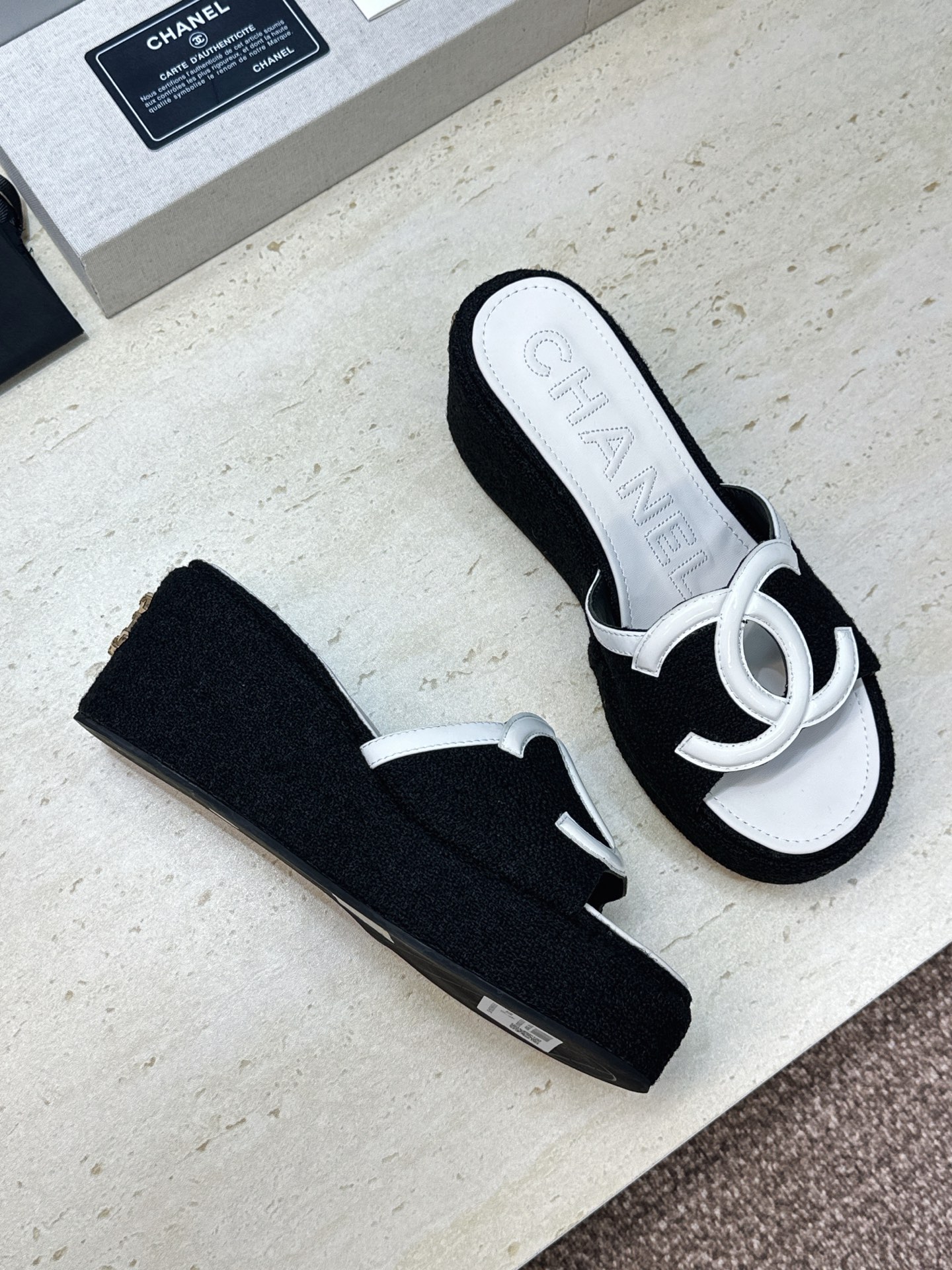 CHANEL 香奈儿2026春夏新款时尚坡跟女鞋  小香双C字母logo五金扣厚底圆头露趾拼色凉拖鞋  材质:鞋面进口小