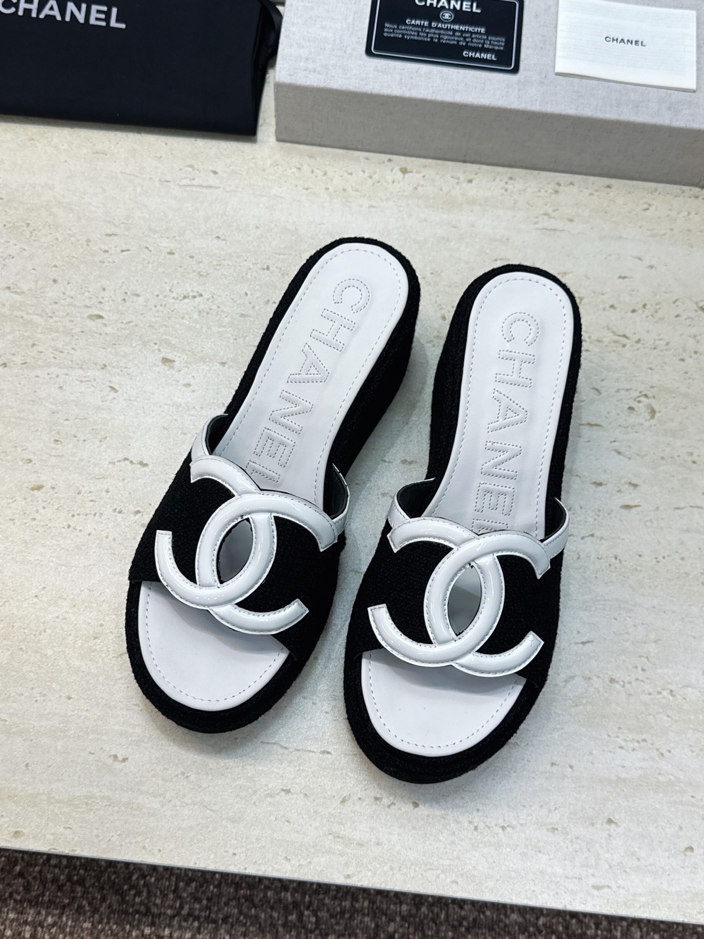 CHANEL 香奈儿2026春夏新款时尚坡跟女鞋  小香双C字母logo五金扣厚底圆头露趾拼色凉拖鞋  材质:鞋面进口小
