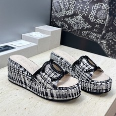 CHANEL 香奈儿2026春夏新款时尚坡跟女鞋 小香双C字母logo五金扣厚底圆头露趾拼色凉拖鞋 材质:鞋面进口小 CHANEL 香奈儿2026春夏新款时尚坡跟女鞋 小香双C字母logo五金扣厚底圆头露趾拼色凉拖鞋 材质:鞋面进口小