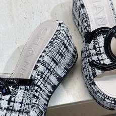 CHANEL 香奈儿2026春夏新款时尚坡跟女鞋 小香双C字母logo五金扣厚底圆头露趾拼色凉拖鞋 材质:鞋面进口小 CHANEL 香奈儿2026春夏新款时尚坡跟女鞋 小香双C字母logo五金扣厚底圆头露趾拼色凉拖鞋 材质:鞋面进口小