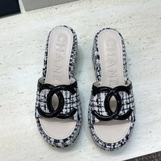CHANEL 香奈儿2026春夏新款时尚坡跟女鞋 小香双C字母logo五金扣厚底圆头露趾拼色凉拖鞋 材质:鞋面进口小 CHANEL 香奈儿2026春夏新款时尚坡跟女鞋 小香双C字母logo五金扣厚底圆头露趾拼色凉拖鞋 材质:鞋面进口小