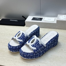 CHANEL 香奈儿2026春夏新款时尚坡跟女鞋 小香双C字母logo五金扣厚底圆头露趾拼色凉拖鞋 材质:鞋面进口小 CHANEL 香奈儿2026春夏新款时尚坡跟女鞋 小香双C字母logo五金扣厚底圆头露趾拼色凉拖鞋 材质:鞋面进口小