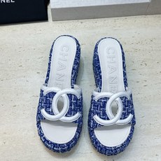 CHANEL 香奈儿2026春夏新款时尚坡跟女鞋 小香双C字母logo五金扣厚底圆头露趾拼色凉拖鞋 材质:鞋面进口小 CHANEL 香奈儿2026春夏新款时尚坡跟女鞋 小香双C字母logo五金扣厚底圆头露趾拼色凉拖鞋 材质:鞋面进口小