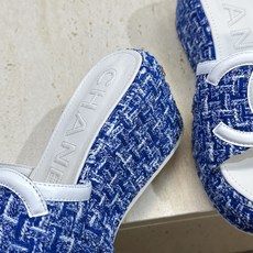CHANEL 香奈儿2026春夏新款时尚坡跟女鞋 小香双C字母logo五金扣厚底圆头露趾拼色凉拖鞋 材质:鞋面进口小 CHANEL 香奈儿2026春夏新款时尚坡跟女鞋 小香双C字母logo五金扣厚底圆头露趾拼色凉拖鞋 材质:鞋面进口小