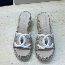 CHANEL 香奈儿2026春夏新款时尚坡跟女鞋 小香双C字母logo五金扣厚底圆头露趾拼色凉拖鞋 材质:鞋面进口小 CHANEL 香奈儿2026春夏新款时尚坡跟女鞋 小香双C字母logo五金扣厚底圆头露趾拼色凉拖鞋 材质:鞋面进口小