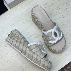 CHANEL 香奈儿2026春夏新款时尚坡跟女鞋 小香双C字母logo五金扣厚底圆头露趾拼色凉拖鞋 材质:鞋面进口小 CHANEL 香奈儿2026春夏新款时尚坡跟女鞋 小香双C字母logo五金扣厚底圆头露趾拼色凉拖鞋 材质:鞋面进口小