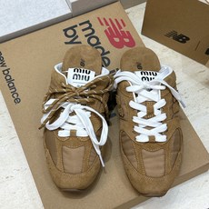 Miumiu 2026春夏高定系列走秀新款系带休闲运动小白鞋 缪缪明星同款字母logo平底圆头拼色滑板穆勒凉女拖鞋 材质 Miumiu 2026春夏高定系列走秀新款系带休闲运动小白鞋 缪缪明星同款字母logo平底圆头拼色滑板穆勒凉女拖鞋 材质