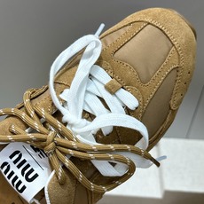 Miumiu 2026春夏高定系列走秀新款系带休闲运动小白鞋 缪缪明星同款字母logo平底圆头拼色滑板穆勒凉女拖鞋 材质 Miumiu 2026春夏高定系列走秀新款系带休闲运动小白鞋 缪缪明星同款字母logo平底圆头拼色滑板穆勒凉女拖鞋 材质