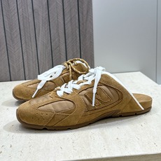 Miumiu 2026春夏高定系列走秀新款系带休闲运动小白鞋 缪缪明星同款字母logo平底圆头拼色滑板穆勒凉女拖鞋 材质 Miumiu 2026春夏高定系列走秀新款系带休闲运动小白鞋 缪缪明星同款字母logo平底圆头拼色滑板穆勒凉女拖鞋 材质