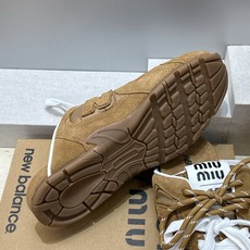 Miumiu 2026春夏高定系列走秀新款系带休闲运动小白鞋 缪缪明星同款字母logo平底圆头拼色滑板穆勒凉女拖鞋 材质 Miumiu 2026春夏高定系列走秀新款系带休闲运动小白鞋 缪缪明星同款字母logo平底圆头拼色滑板穆勒凉女拖鞋 材质