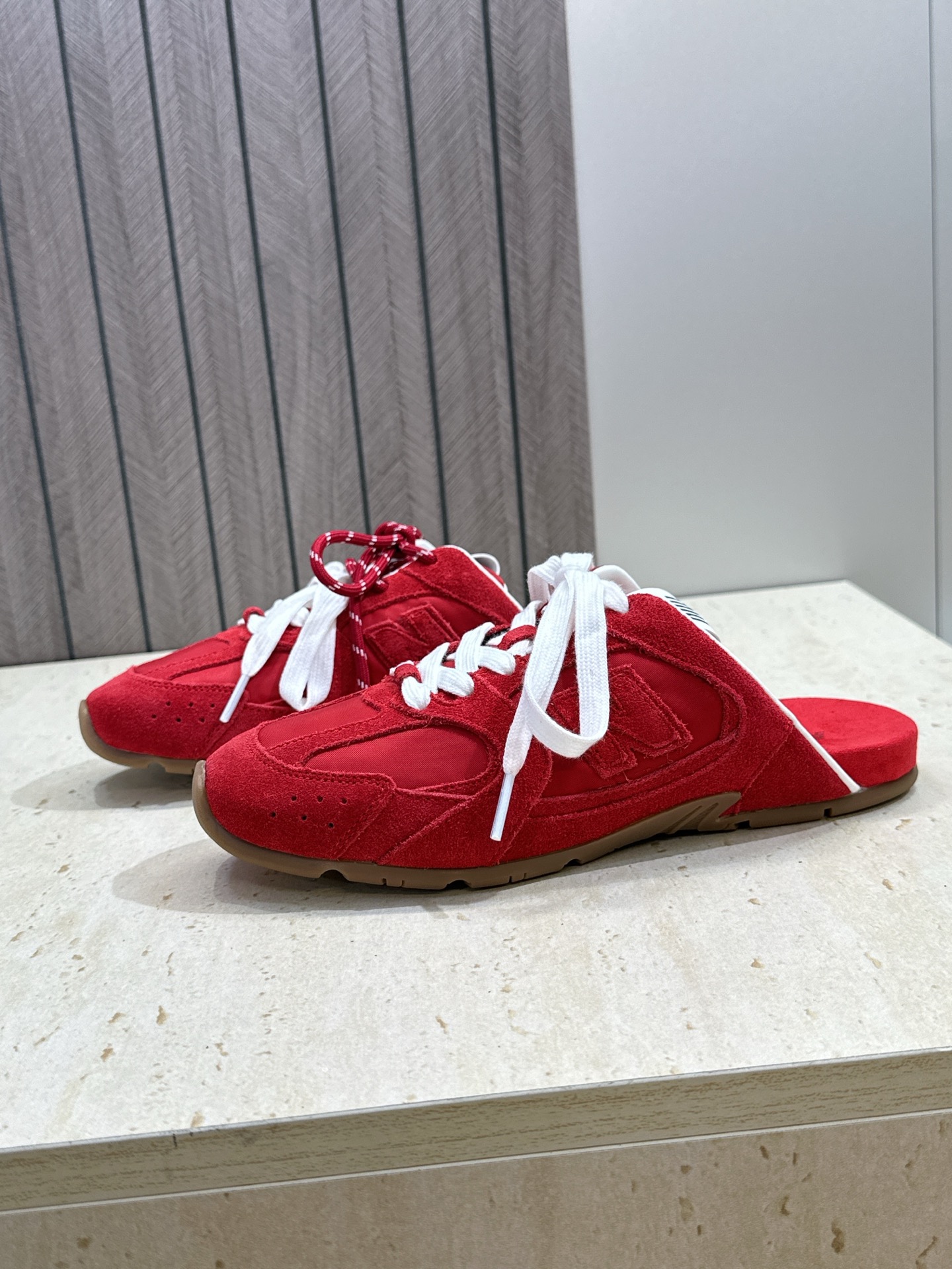 Miumiu 2026春夏高定系列走秀新款系带休闲运动小白鞋 缪缪明星同款字母logo平底圆头拼色滑板穆勒凉女拖鞋 材质 Miumiu 2026春夏高定系列走秀新款系带休闲运动小白鞋 缪缪明星同款字母logo平底圆头拼色滑板穆勒凉女拖鞋 材质
