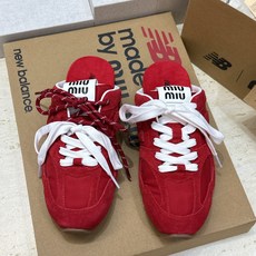 Miumiu 2026春夏高定系列走秀新款系带休闲运动小白鞋 缪缪明星同款字母logo平底圆头拼色滑板穆勒凉女拖鞋 材质 Miumiu 2026春夏高定系列走秀新款系带休闲运动小白鞋 缪缪明星同款字母logo平底圆头拼色滑板穆勒凉女拖鞋 材质