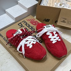 Miumiu 2026春夏高定系列走秀新款系带休闲运动小白鞋 缪缪明星同款字母logo平底圆头拼色滑板穆勒凉女拖鞋 材质 Miumiu 2026春夏高定系列走秀新款系带休闲运动小白鞋 缪缪明星同款字母logo平底圆头拼色滑板穆勒凉女拖鞋 材质