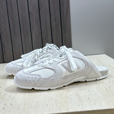 Miumiu 2026春夏高定系列走秀新款系带休闲运动小白鞋 缪缪明星同款字母logo平底圆头拼色滑板穆勒凉女拖鞋 材质 Miumiu 2026春夏高定系列走秀新款系带休闲运动小白鞋 缪缪明星同款字母logo平底圆头拼色滑板穆勒凉女拖鞋 材质