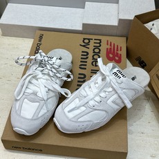 Miumiu 2026春夏高定系列走秀新款系带休闲运动小白鞋 缪缪明星同款字母logo平底圆头拼色滑板穆勒凉女拖鞋 材质 Miumiu 2026春夏高定系列走秀新款系带休闲运动小白鞋 缪缪明星同款字母logo平底圆头拼色滑板穆勒凉女拖鞋 材质