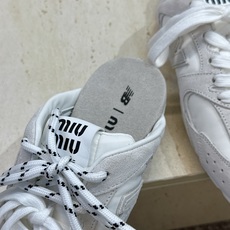 Miumiu 2026春夏高定系列走秀新款系带休闲运动小白鞋 缪缪明星同款字母logo平底圆头拼色滑板穆勒凉女拖鞋 材质 Miumiu 2026春夏高定系列走秀新款系带休闲运动小白鞋 缪缪明星同款字母logo平底圆头拼色滑板穆勒凉女拖鞋 材质