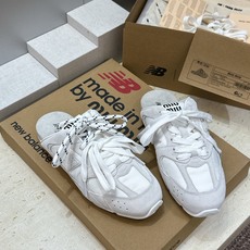 Miumiu 2026春夏高定系列走秀新款系带休闲运动小白鞋 缪缪明星同款字母logo平底圆头拼色滑板穆勒凉女拖鞋 材质 Miumiu 2026春夏高定系列走秀新款系带休闲运动小白鞋 缪缪明星同款字母logo平底圆头拼色滑板穆勒凉女拖鞋 材质