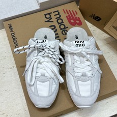 Miumiu 2026春夏高定系列走秀新款系带休闲运动小白鞋 缪缪明星同款字母logo平底圆头拼色滑板穆勒凉女拖鞋 材质 Miumiu 2026春夏高定系列走秀新款系带休闲运动小白鞋 缪缪明星同款字母logo平底圆头拼色滑板穆勒凉女拖鞋 材质