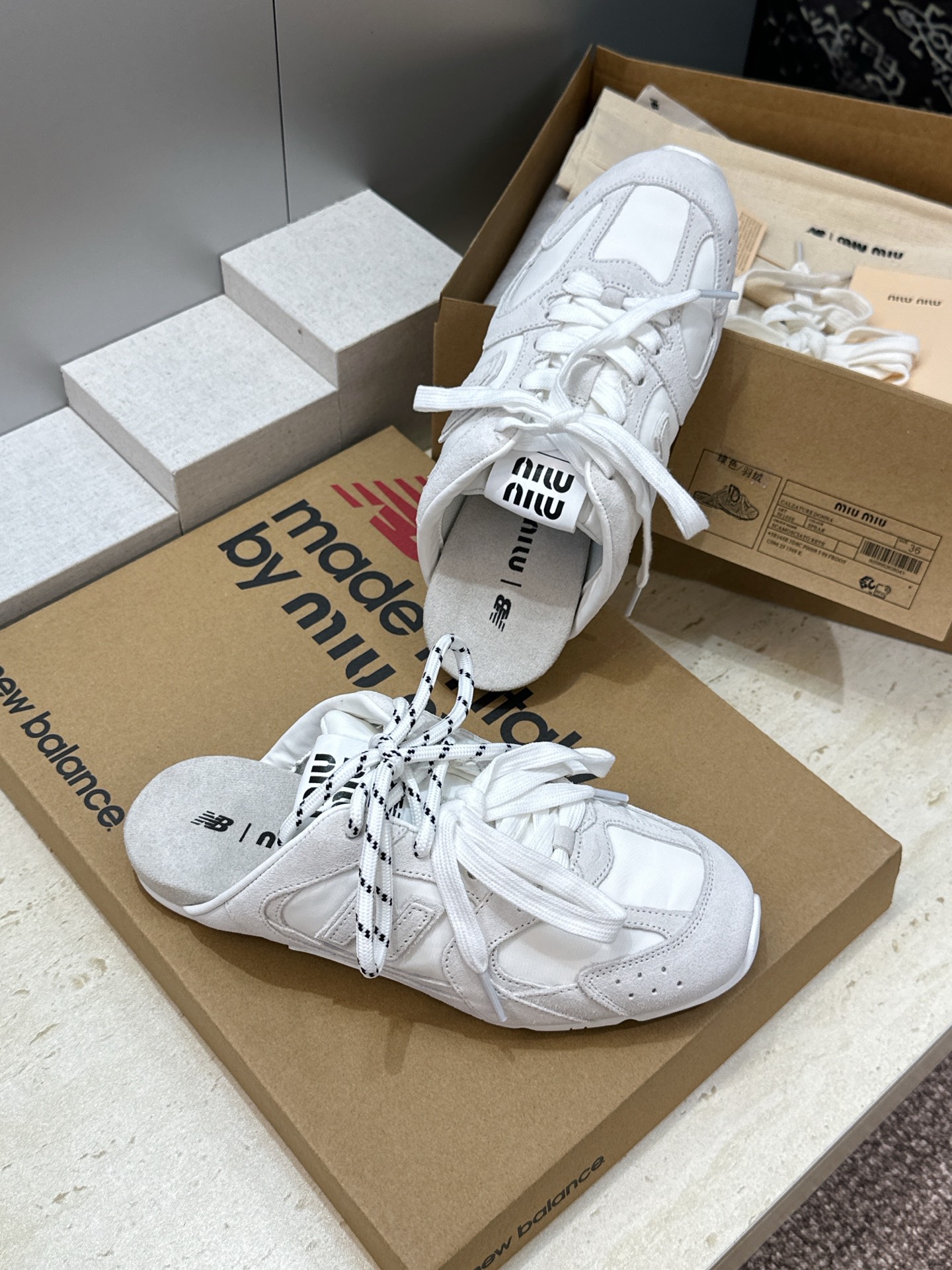Miumiu 2026春夏高定系列走秀新款系带休闲运动小白鞋 缪缪明星同款字母logo平底圆头拼色滑板穆勒凉女拖鞋 材质 Miumiu 2026春夏高定系列走秀新款系带休闲运动小白鞋 缪缪明星同款字母logo平底圆头拼色滑板穆勒凉女拖鞋 材质