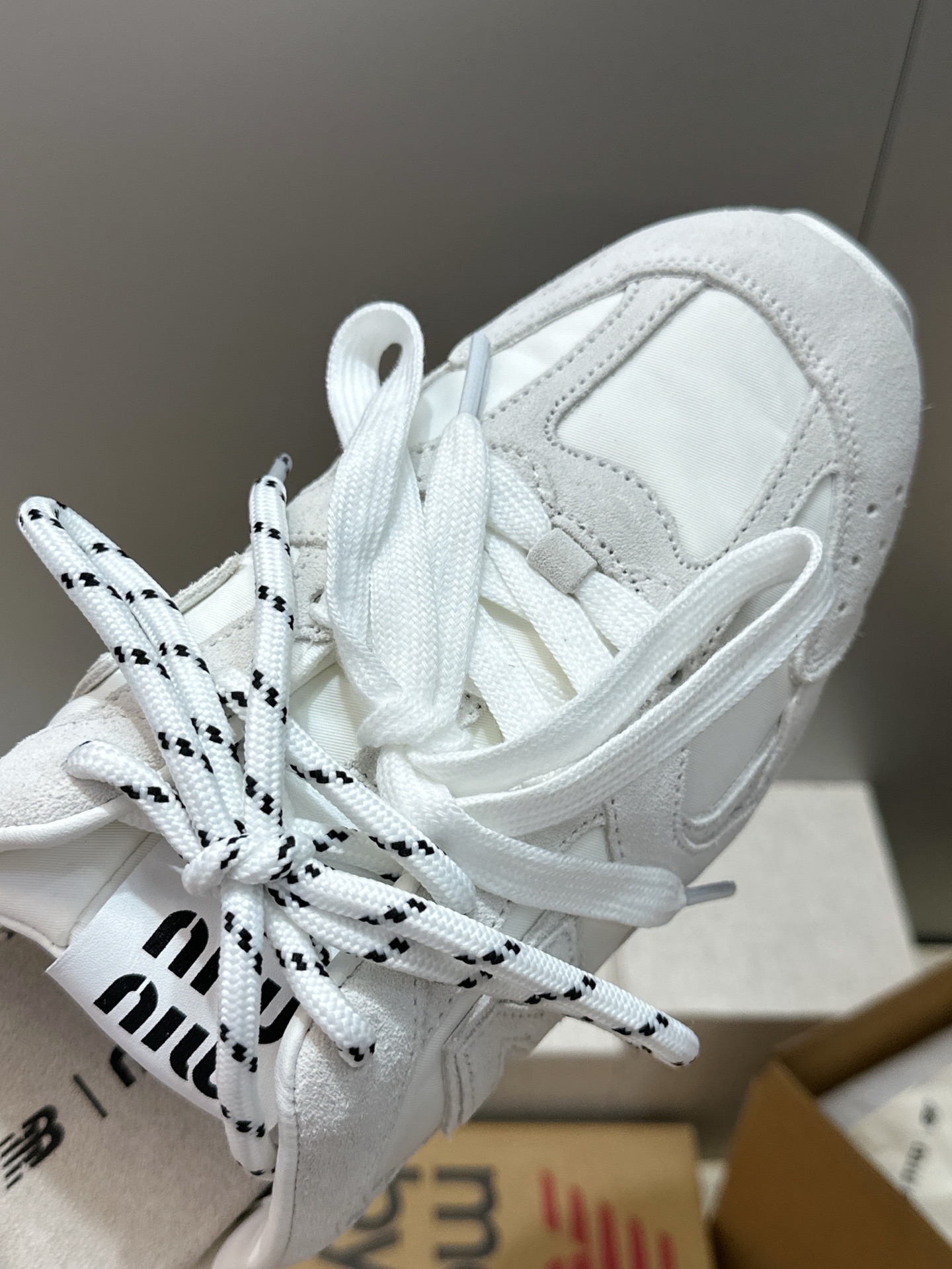 Miumiu 2026春夏高定系列走秀新款系带休闲运动小白鞋 缪缪明星同款字母logo平底圆头拼色滑板穆勒凉女拖鞋 材质 Miumiu 2026春夏高定系列走秀新款系带休闲运动小白鞋 缪缪明星同款字母logo平底圆头拼色滑板穆勒凉女拖鞋 材质