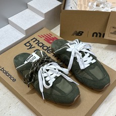 Miumiu 2026春夏高定系列走秀新款系带休闲运动小白鞋 缪缪明星同款字母logo平底圆头拼色滑板穆勒凉女拖鞋 材质 Miumiu 2026春夏高定系列走秀新款系带休闲运动小白鞋 缪缪明星同款字母logo平底圆头拼色滑板穆勒凉女拖鞋 材质