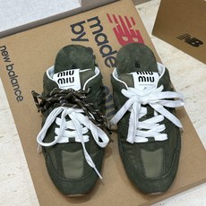Miumiu 2026春夏高定系列走秀新款系带休闲运动小白鞋 缪缪明星同款字母logo平底圆头拼色滑板穆勒凉女拖鞋 材质 Miumiu 2026春夏高定系列走秀新款系带休闲运动小白鞋 缪缪明星同款字母logo平底圆头拼色滑板穆勒凉女拖鞋 材质