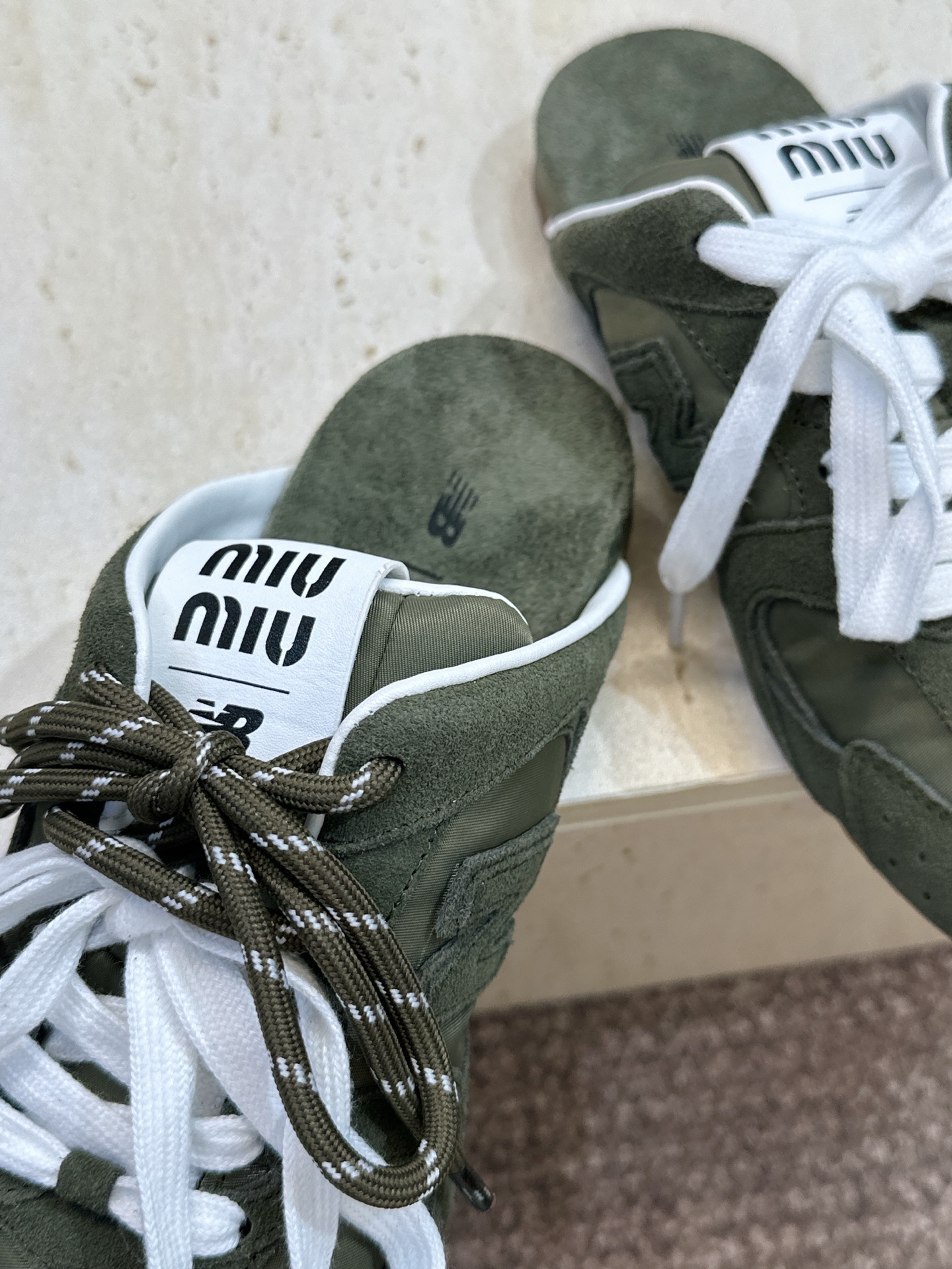 Miumiu 2026春夏高定系列走秀新款系带休闲运动小白鞋 缪缪明星同款字母logo平底圆头拼色滑板穆勒凉女拖鞋 材质 Miumiu 2026春夏高定系列走秀新款系带休闲运动小白鞋 缪缪明星同款字母logo平底圆头拼色滑板穆勒凉女拖鞋 材质