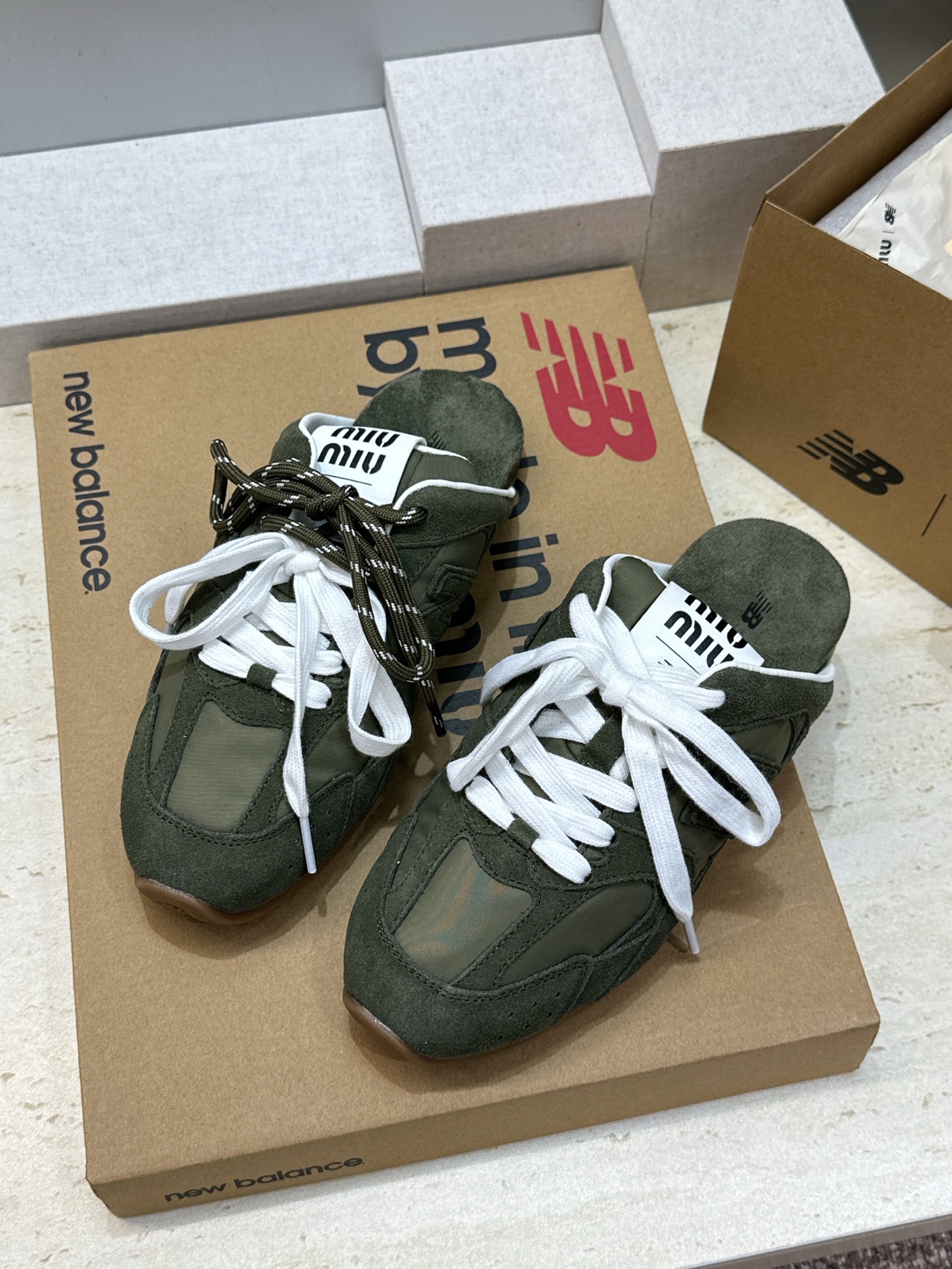 Miumiu 2026春夏高定系列走秀新款系带休闲运动小白鞋 缪缪明星同款字母logo平底圆头拼色滑板穆勒凉女拖鞋 材质 Miumiu 2026春夏高定系列走秀新款系带休闲运动小白鞋 缪缪明星同款字母logo平底圆头拼色滑板穆勒凉女拖鞋 材质