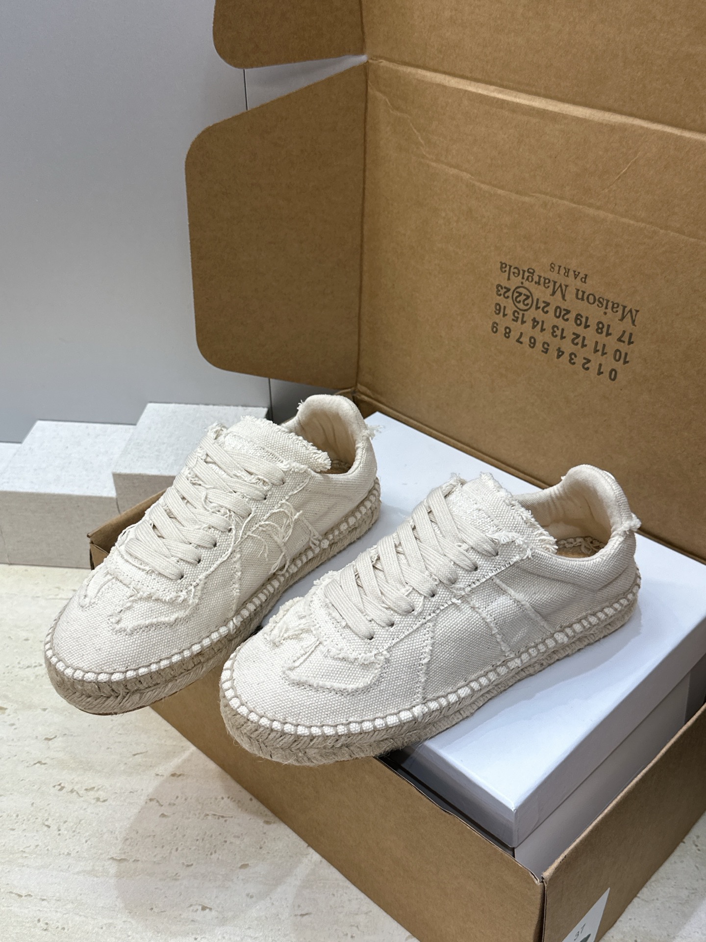 (配全套飞机盒） MaisonMargiela 2026春夏新款系带德训休闲运动鞋 MM6 马吉拉字母logo平底圆头复