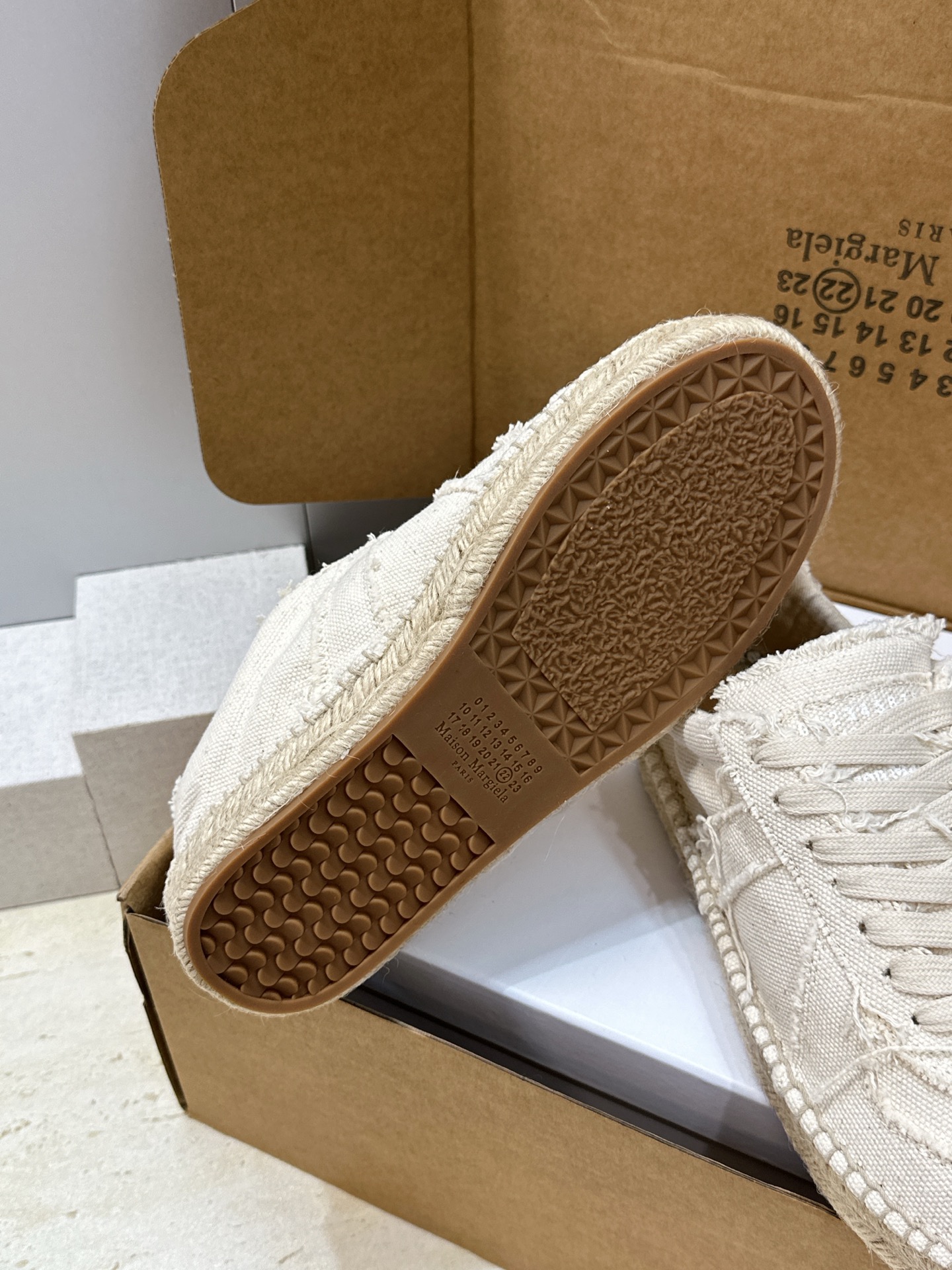 (配全套飞机盒） MaisonMargiela 2026春夏新款系带德训休闲运动鞋 MM6 马吉拉字母logo平底圆头复