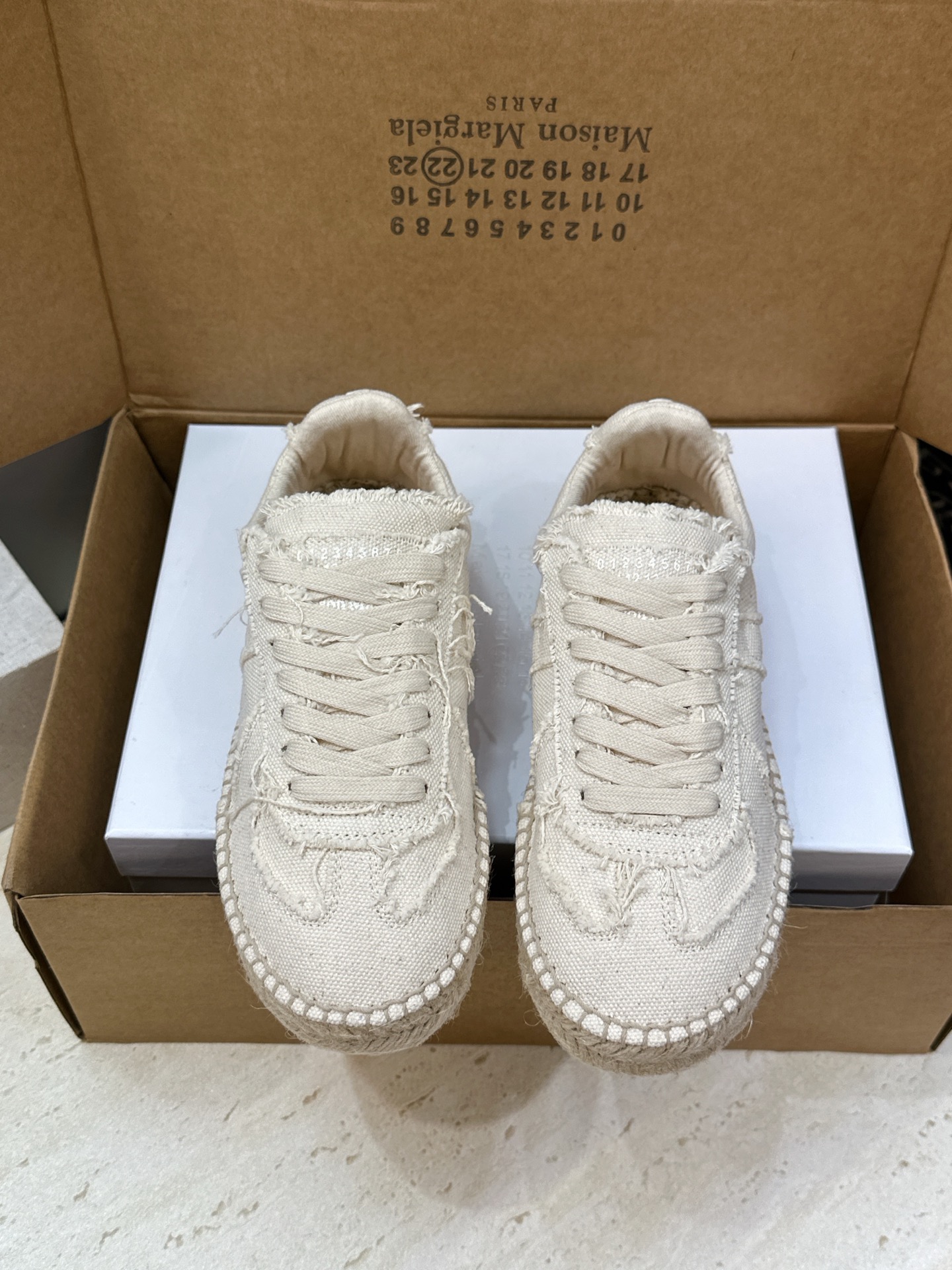 (配全套飞机盒） MaisonMargiela 2026春夏新款系带德训休闲运动鞋 MM6 马吉拉字母logo平底圆头复