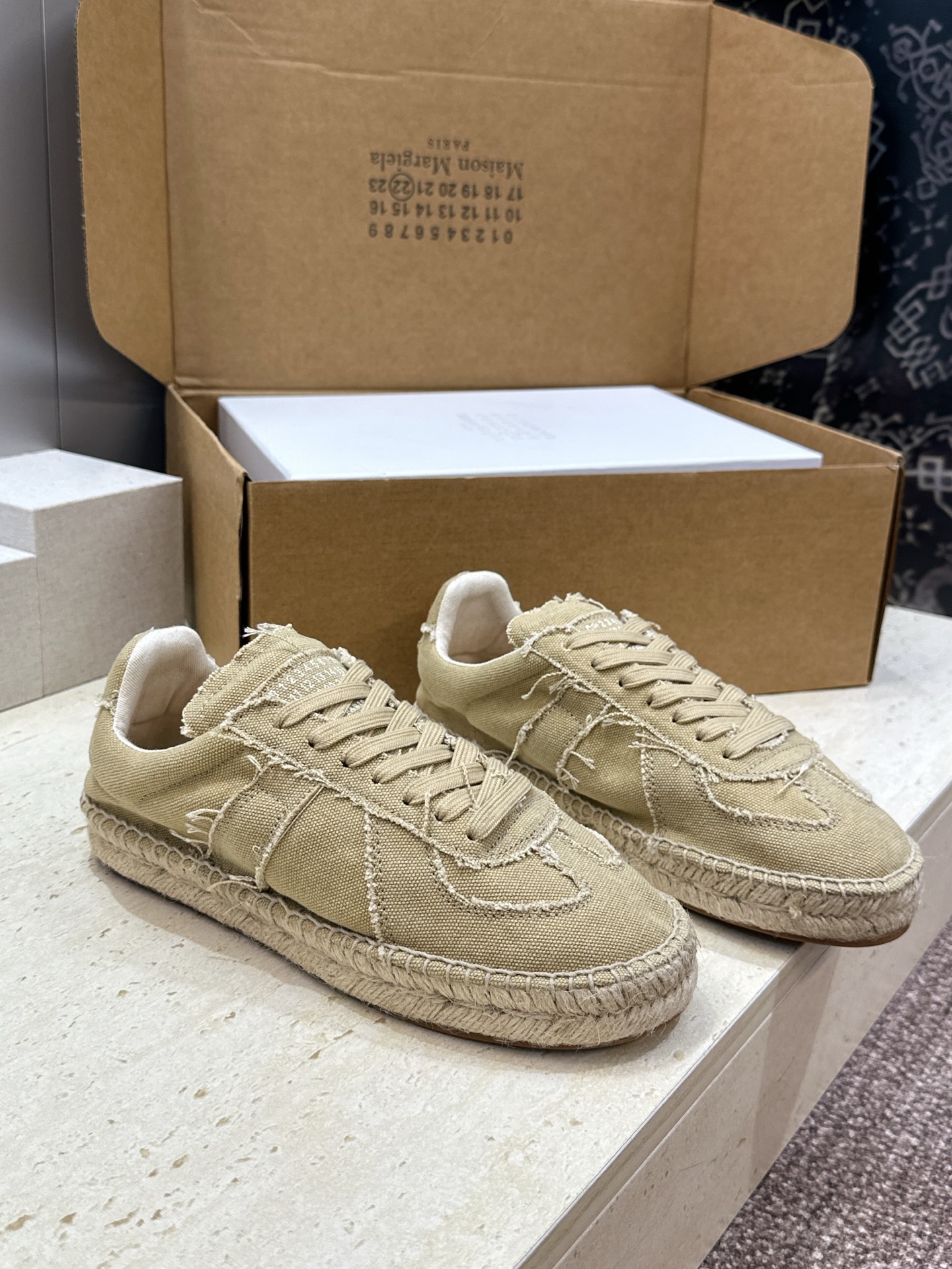 (配全套飞机盒) MaisonMargiela 2026春夏新款系带德训休闲运动鞋 MM6 马吉拉字母logo平底圆头复 (配全套飞机盒) MaisonMargiela 2026春夏新款系带德训休闲运动鞋 MM6 马吉拉字母logo平底圆头复