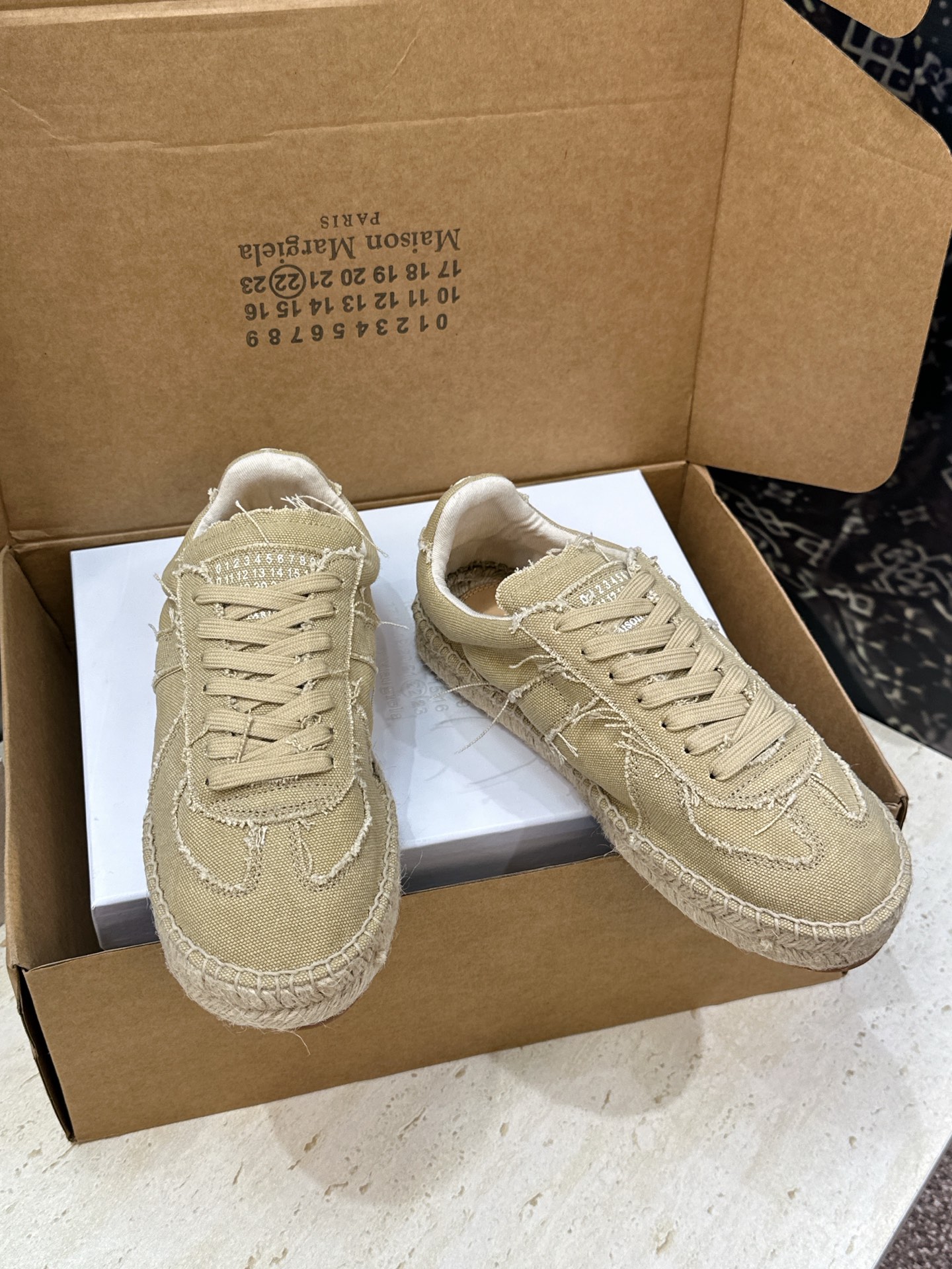 (配全套飞机盒） MaisonMargiela 2026春夏新款系带德训休闲运动鞋 MM6 马吉拉字母logo平底圆头复