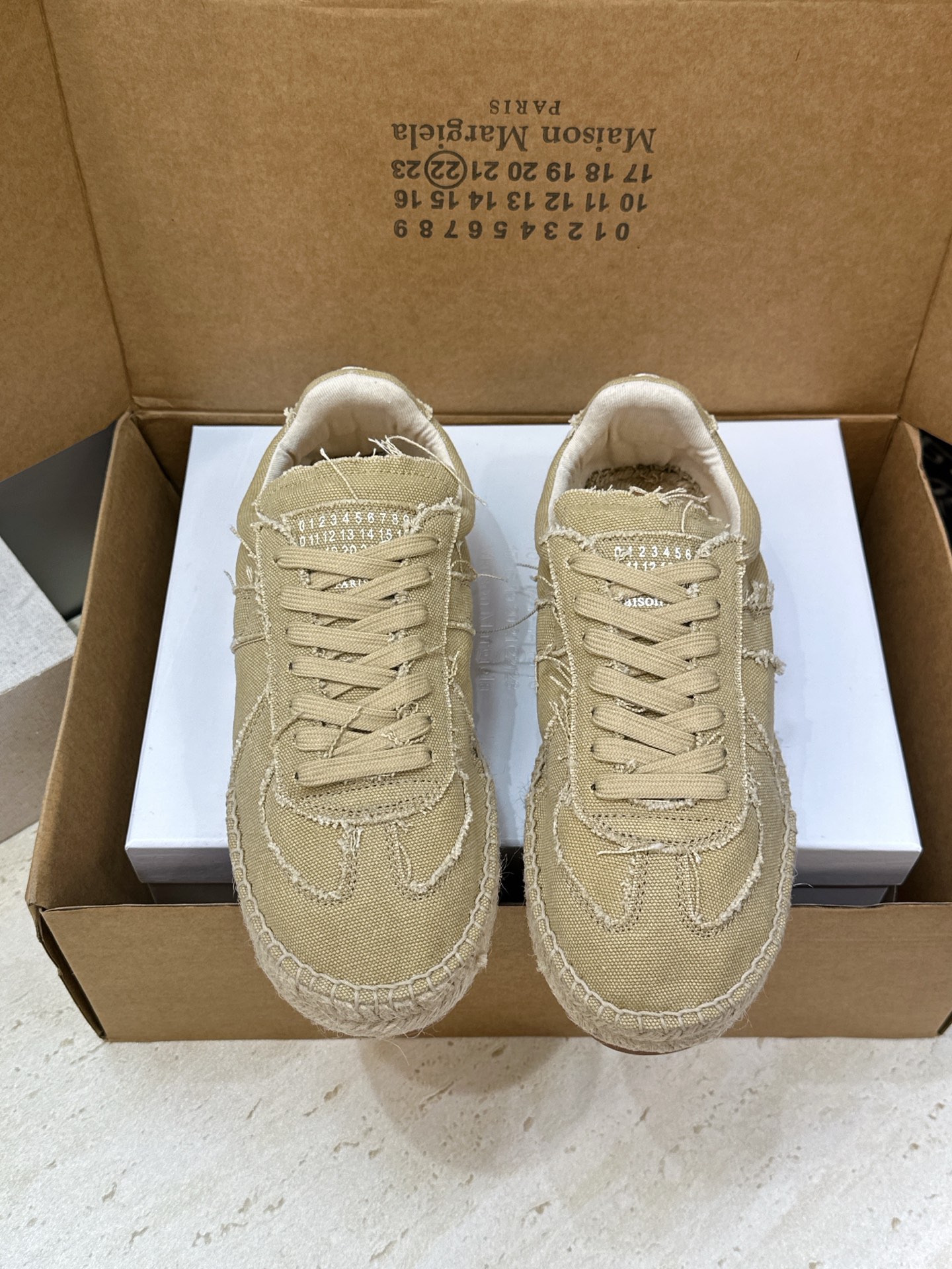 (配全套飞机盒） MaisonMargiela 2026春夏新款系带德训休闲运动鞋 MM6 马吉拉字母logo平底圆头复