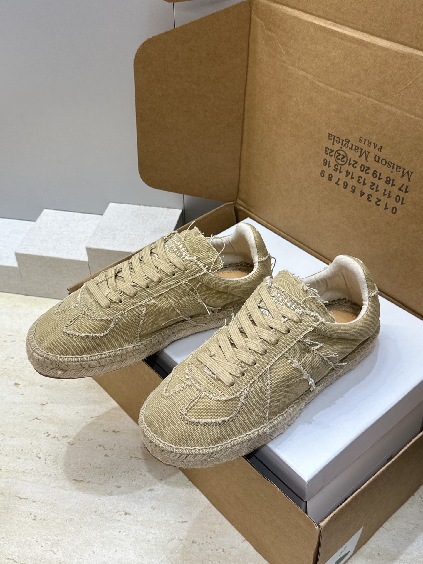 (配全套飞机盒） MaisonMargiela 2026春夏新款系带德训休闲运动鞋 MM6 马吉拉字母logo平底圆头复