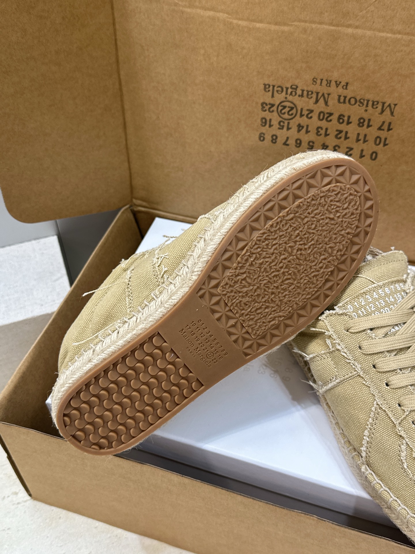 (配全套飞机盒） MaisonMargiela 2026春夏新款系带德训休闲运动鞋 MM6 马吉拉字母logo平底圆头复