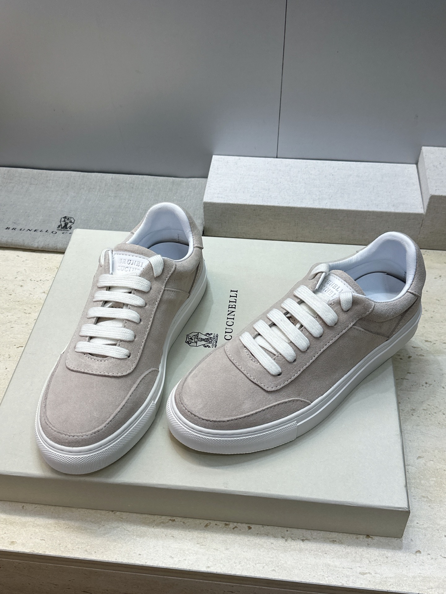 BRUNELLO CUCINELLI 2026春夏新款低帮拼色系带女鞋 BC字母logo平底圆头休闲运动滑板鞋 材质：鞋