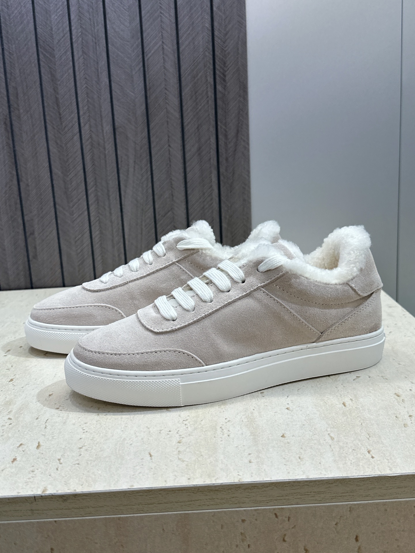 BRUNELLO CUCINELLI 2026秋冬新款拼色系带羊羔毛女鞋 BC字母logo平底圆头休闲运动滑板跑鞋  材