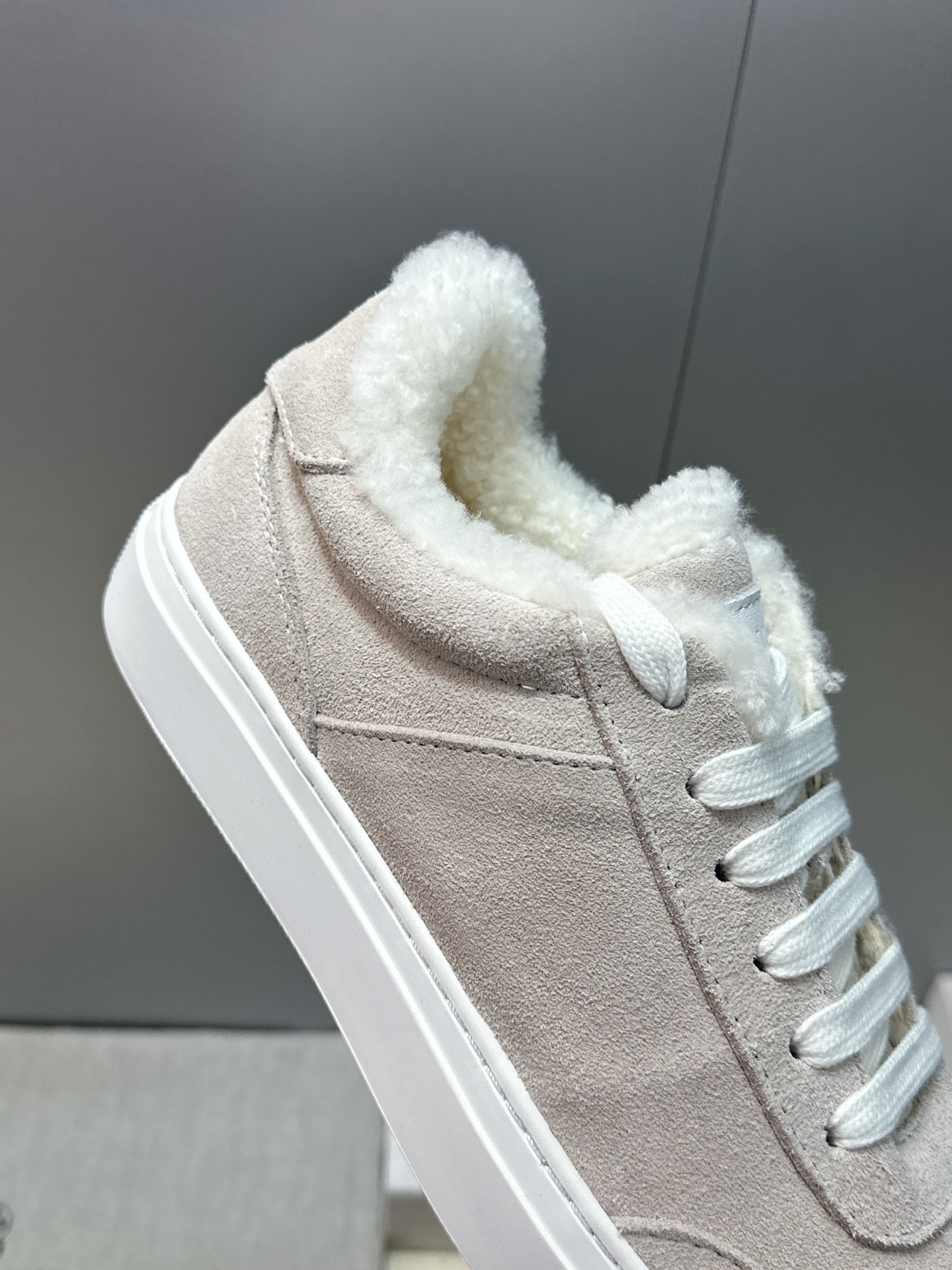 BRUNELLO CUCINELLI 2026秋冬新款拼色系带羊羔毛女鞋 BC字母logo平底圆头休闲运动滑板跑鞋  材