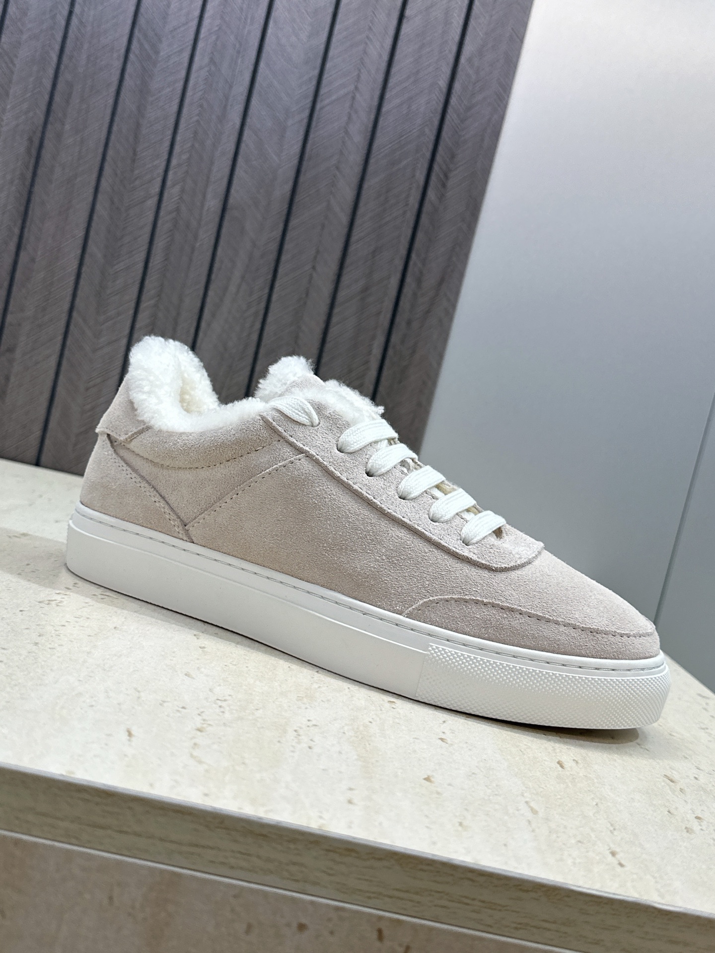 BRUNELLO CUCINELLI 2026秋冬新款拼色系带羊羔毛女鞋 BC字母logo平底圆头休闲运动滑板跑鞋  材
